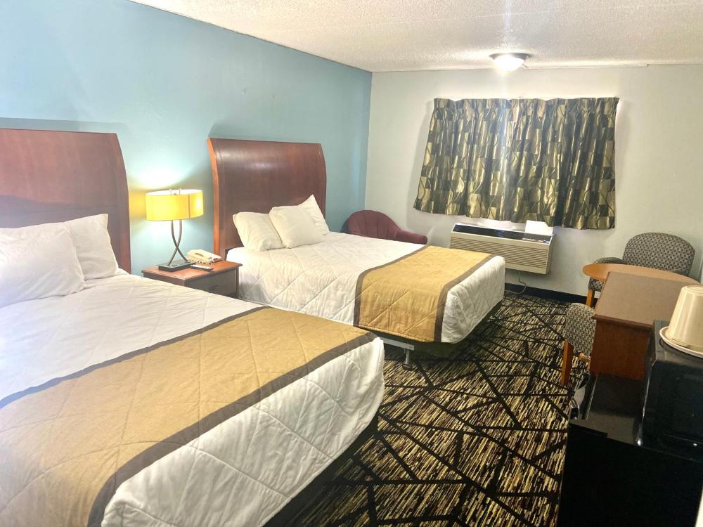 Queen Room with Two Queen Beds - Non-Smoking interior