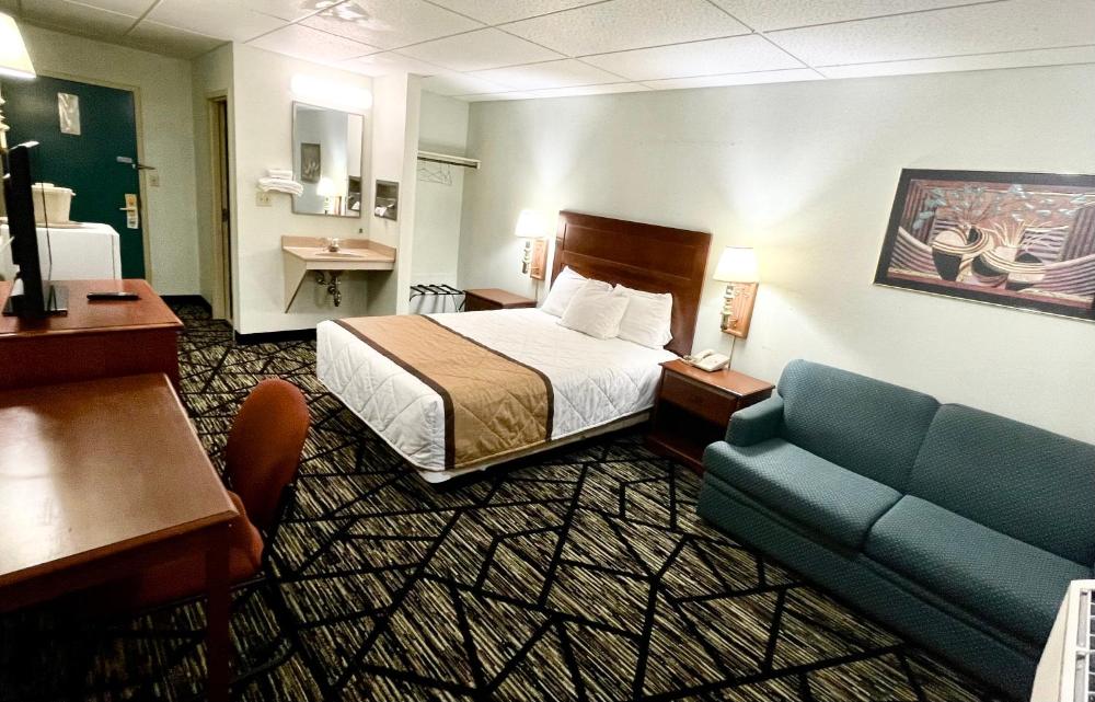 Queen Room - Non-Smoking interior
